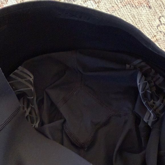 2XU Black Leggings with Gold Accents - Picture 7 of 7